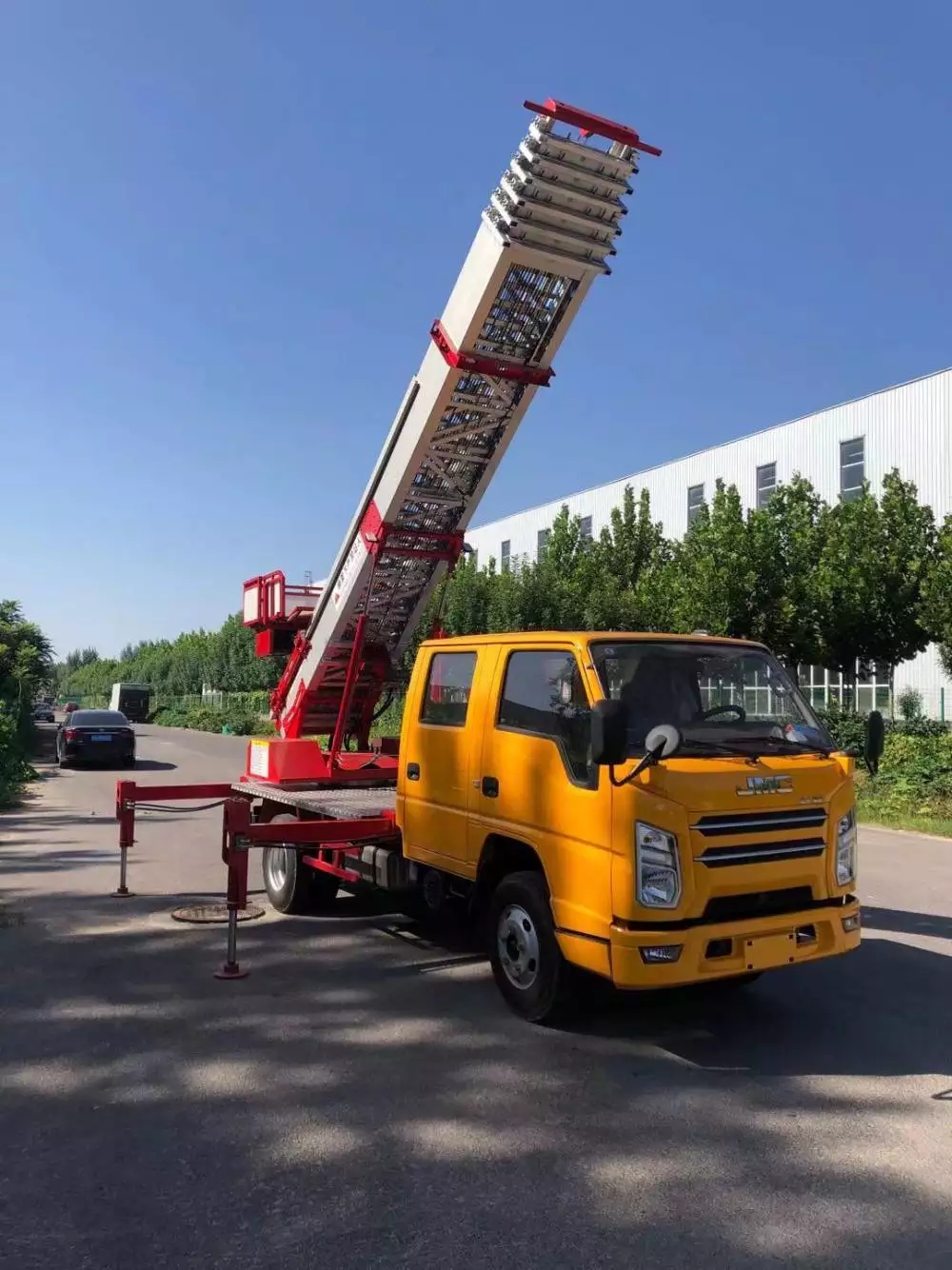 得荣附近的云梯车出租服务：轻松解决高空作业需求