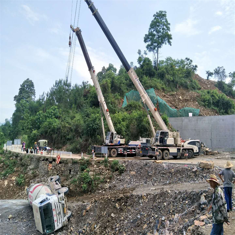 得荣汽车掉沟里叫吊车救援要多少钱